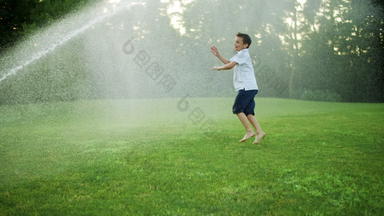 <strong>快乐男孩</strong>玩水喷水灭火系统场积极的的家伙跳空气